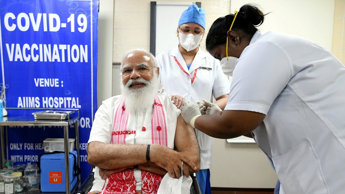 Indien: Premierminister Modi lässt sich gegen das Coronavirus mit einheimischem Vakzin impfen