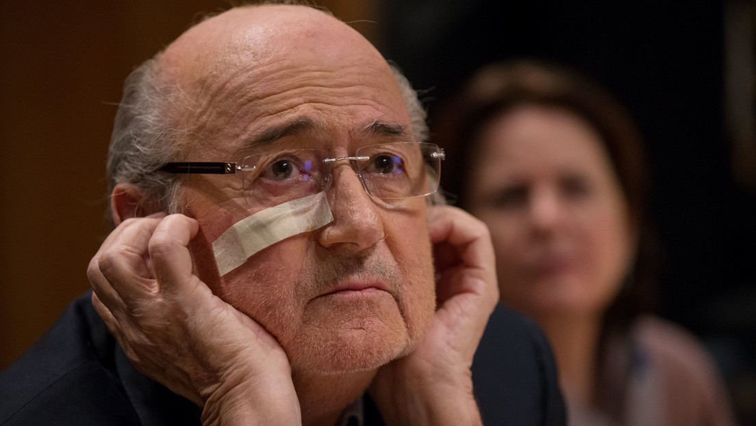 FIFA sperrt Ex-Präsidenten Blatter für 6 Jahre und 8 Monate für alle fußballbezogenen Aktivitäten