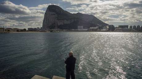 Medienberichte: Großbritannien will Migranten in externen Gebieten festhalten
