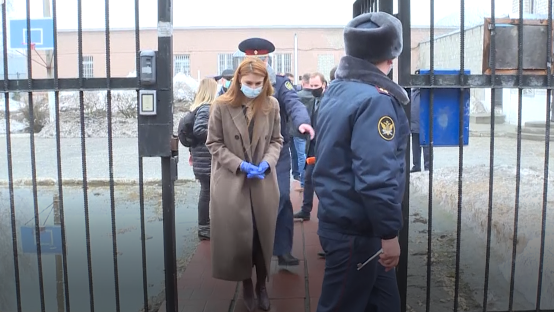 Ehemalige US-Gefangene Maria Butina besucht Nawalnys Strafkolonie – seine Anhänger in Rage
