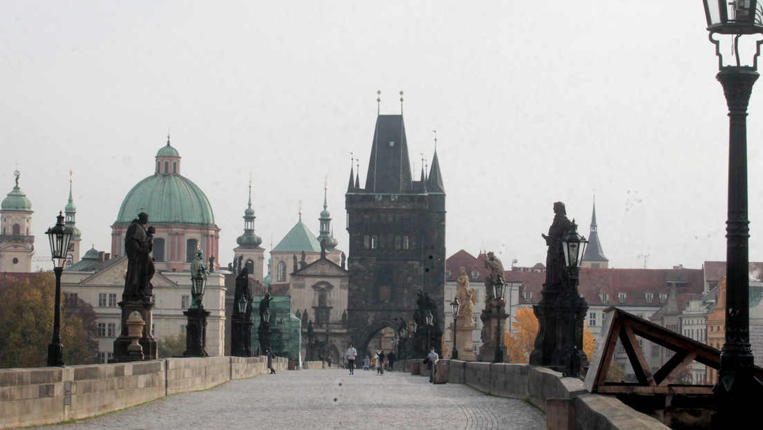 Tschechische Republik weist 18 russische Diplomaten aus: "Waren an einer Explosion 2014 beteiligt"