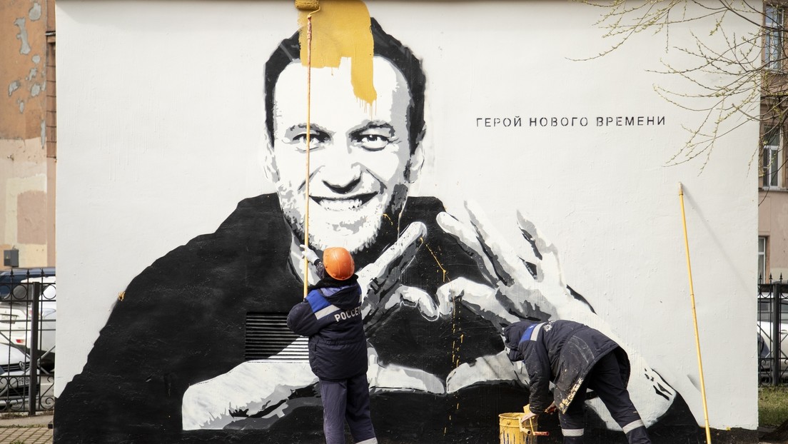 Sankt Petersburg: Polizei lässt großes Nawalny-Graffiti übermalen und leitet Ermittlungen ein