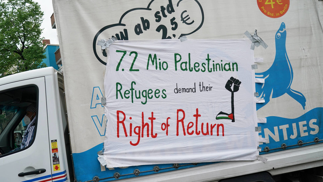 Propalästinensische Demonstranten ziehen im Autokorso durch Berlin