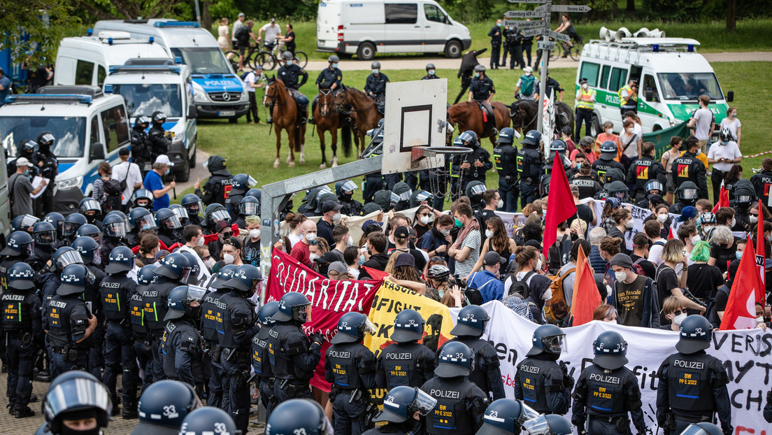 "Querdenken"-Demo in Karlsruhe: Antifa-Gegendemonstranten von Polizei in Gewahrsam genommen
