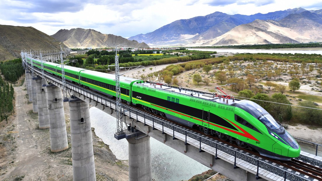 Mit Hochgeschwindigkeit durchs Hochgebirge: Neue Eisenbahnstrecke in Tibet