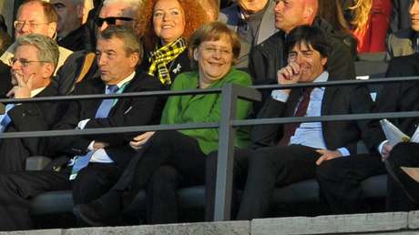 Zum Abschied eine Ladung Schmalz: Ein letztes Aufeinandertreffen von Bundestrainer und Kanzlerin