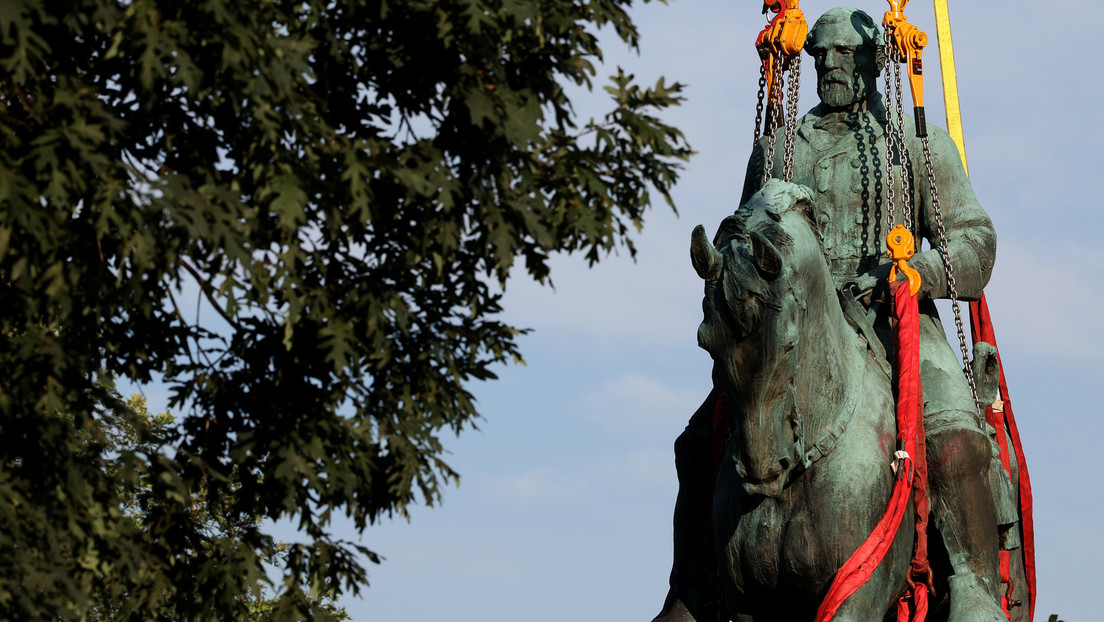 USA: Statue des Konföderierten-Generals Robert E. Lee in Charlottesville entfernt