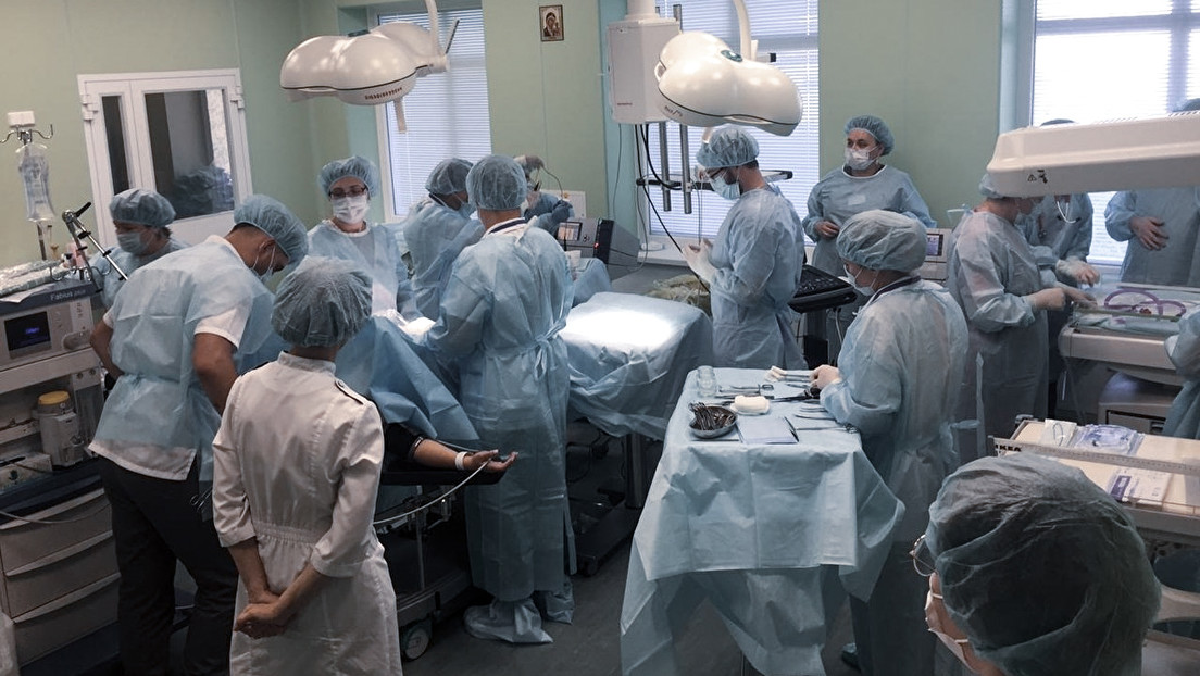 Russische Ärzte führen EXIT durch: Baby wird während Geburt an Lunge operiert