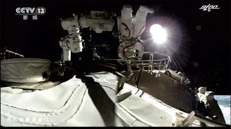 Weltraumspaziergang an Chinas Raumstation: Taikonauten installieren Geräte und führen Tests durch