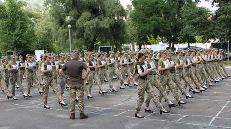 Sexismusvorwürfe in der Ukraine: Marschierende Soldatinnen in Absatzschuhen sorgen für Kritik