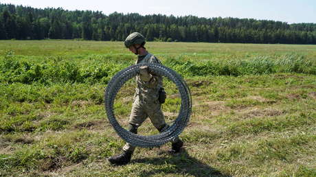 Litauen geht Stacheldraht für Bau von Grenzzaun gegen über Weißrussland eintreffende Migranten aus