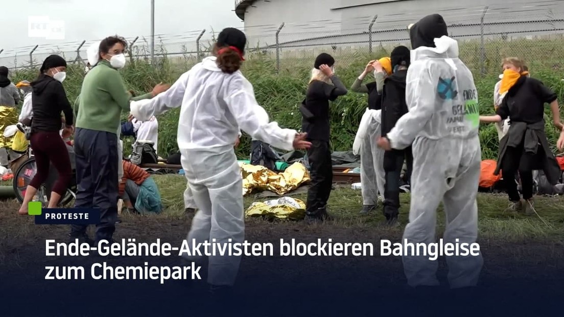 Ende-Gelände-Aktivisten blockieren Bahngleise zum Chemiepark in Brunsbüttel