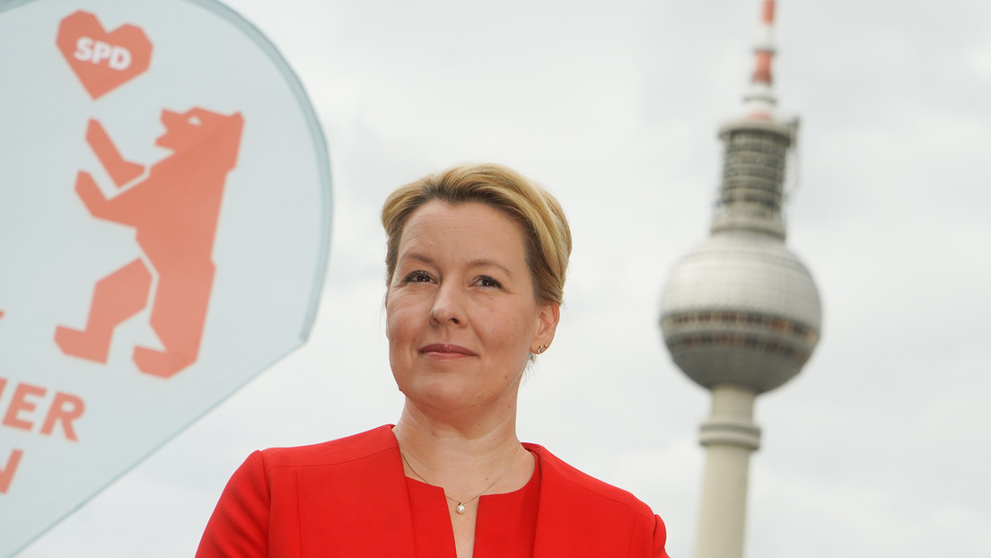 SPD-Wahlkampf in Berlin: Spitzenkandidatin Giffey posiert mit E-Auto im Halteverbot