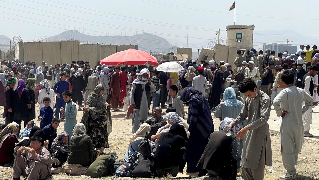 Schüsse, Rauchgranaten und Stacheldraht - Der verzweifelte Kampf um den Flughafen von Kabul
