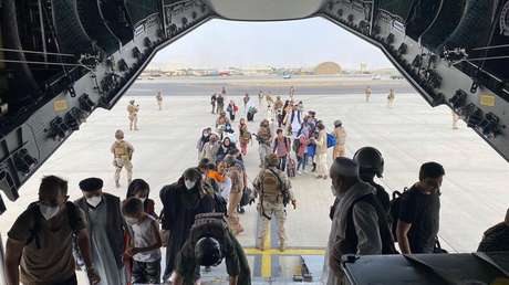 Abschiedsshow auf dem Flughafen Kabul