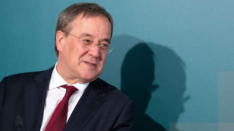 Mit Maske geht kein Schnaps rein: Armin Laschet "geht einkaufen" – und löst Shitstorm aus