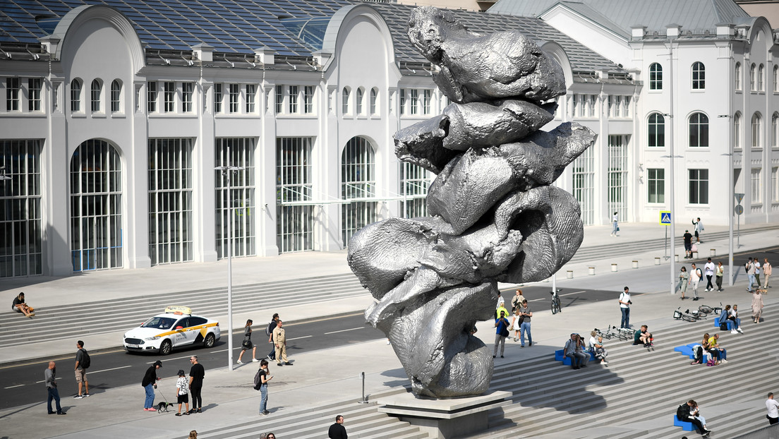 Schöner Mist: Neue Skulptur in Form eines Misthaufens in Moskau aufgestellt