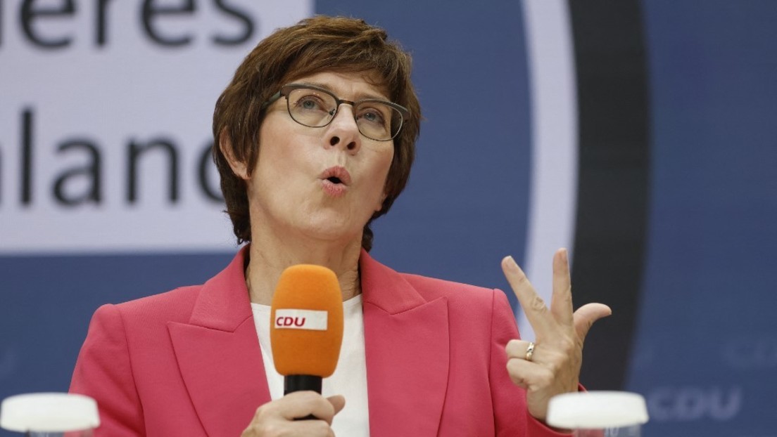 Medienbericht: Kramp-Karrenbauer versorgt engen Vertrauten vor Bundestagswahlen mit sicherem Posten