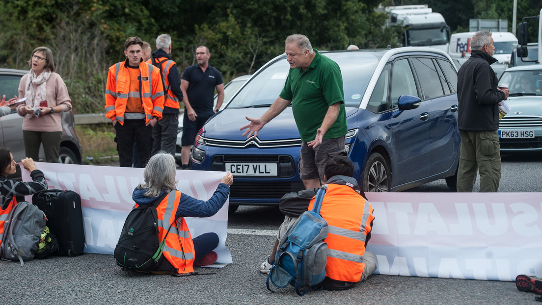 "Du fährst nicht vorbei!" – Britische Öko-Aktivisten blockieren Autobahn mithilfe der Polizei