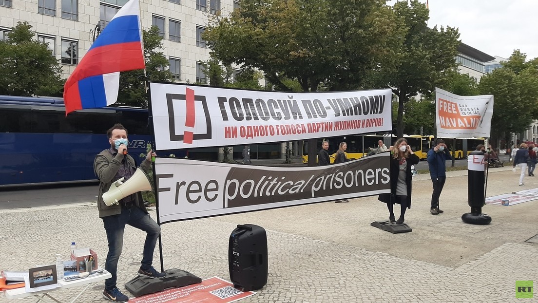 "Wer für Putin ist, bitte klatschen" – die Nawalny-Anhänger und die Duma-Wahl in Berlin