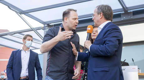 Wahlkampf: "Querdenker" stürmt Bühne und diskutiert mit Laschet – Lauterbach fassungslos