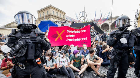 Proteste gegen Internationale Automobil-Ausstellung: Polizei geht gegen Aktivisten vor