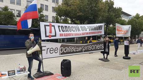 "Wer für Putin ist, bitte klatschen" – die Nawalny-Anhänger und die Duma-Wahl in Berlin