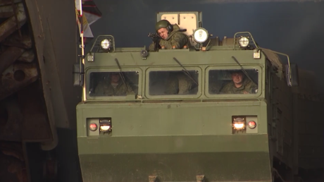 Manöver der Nordmeerflotte auf Neusibirischen Inseln: Seelandung und Übungsschießen (Video)