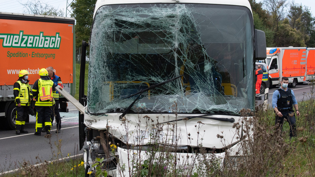 Schwerer Unfall in Frankfurt am Main: Bus mit 34 Kindern an Bord auf Lastwagen aufgefahren