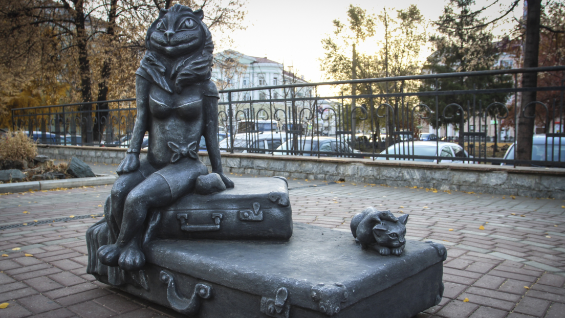 "Sagenhafte Hässlichkeit": Skulptur einer Katze mit Frauenbrust nach Kritik im Netz demontiert