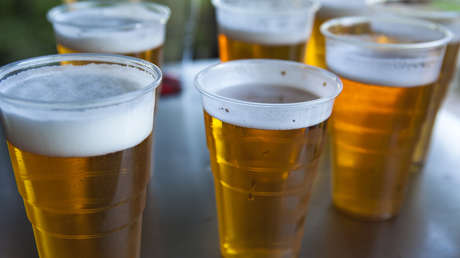 Bierkönig aus den Niederlanden: Fußballfan serviert seinen Freunden 48 Gläser Bier auf einmal