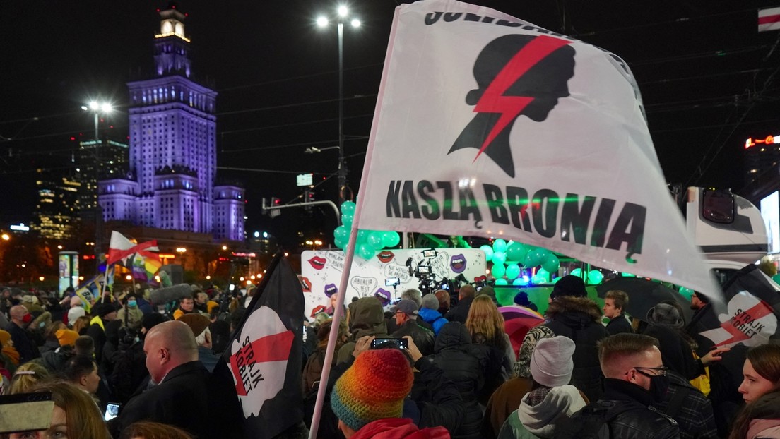Nach Tod einer Schwangeren: Massive Proteste gegen Abtreibungsgesetz in Polen
