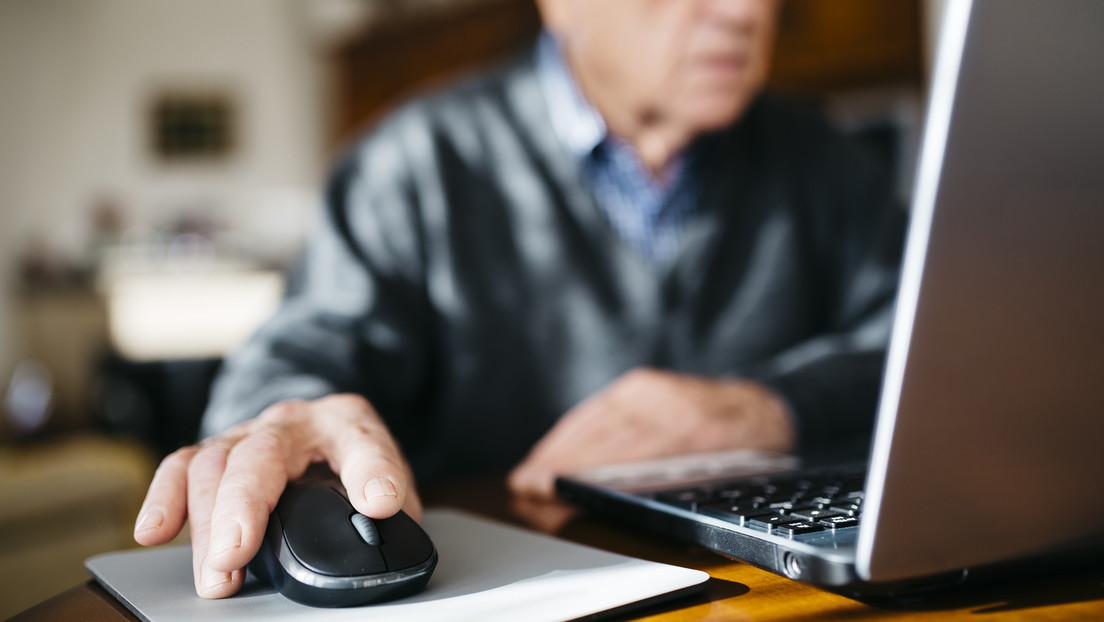 Nutzer sozialer Medien kaufen für Rentner Laptop zum Geldverdienen