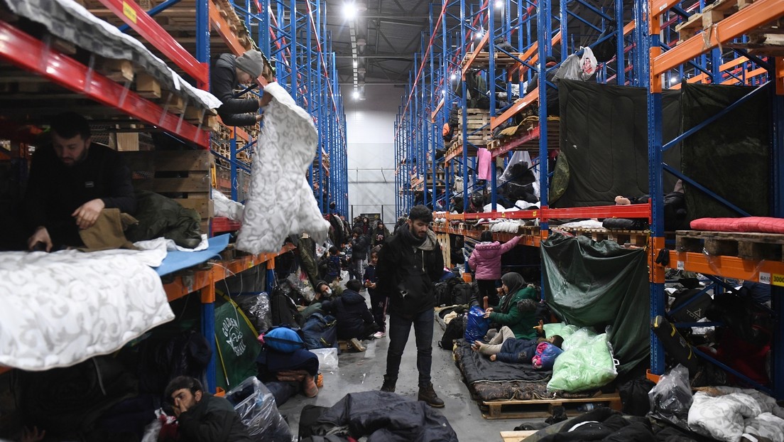 Migranten aus Lager an polnischer Grenze in einem Logistikzentrum in Weißrussland untergebracht