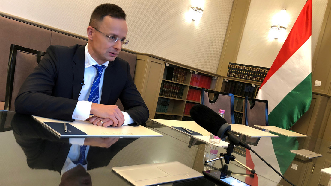 Ungarischer Außenminister exklusiv zu RT: EU-Nichtanerkennung von Sputnik V ist politische Frage