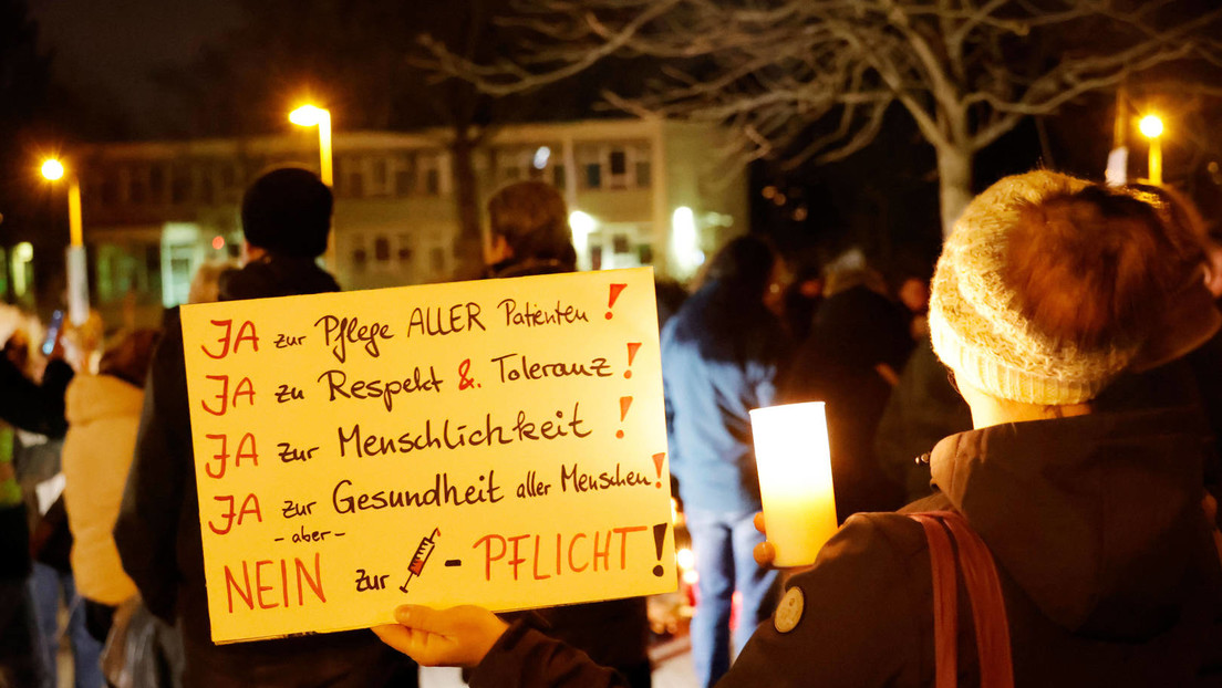 Demonstration gegen Corona-Maßnahmen in Chemnitz: Polizei löst Gegendemo auf
