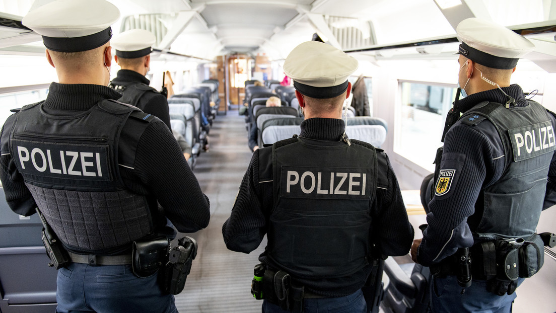 Polizeieinsatz in der Bahn: Eine Frau wird bei 3G-Kontrolle rausgeworfen – Augenzeugenbericht
