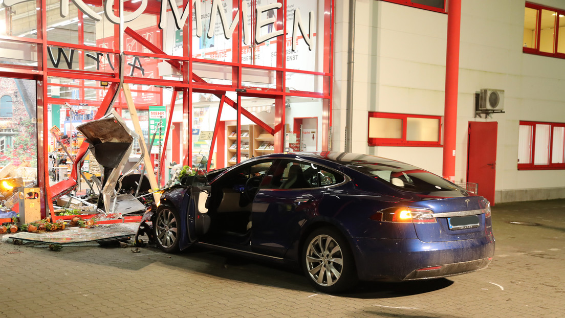 Nach tödlichem Unfall mit Tesla-Taxi in Paris: Hersteller bestreitet technischen Defekt
