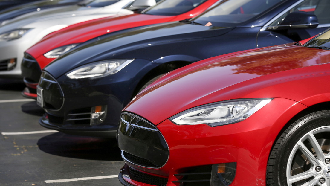 Tesla ruft 475.000 Fahrzeuge zurück – Fronthaube kann sich plötzlich öffnen