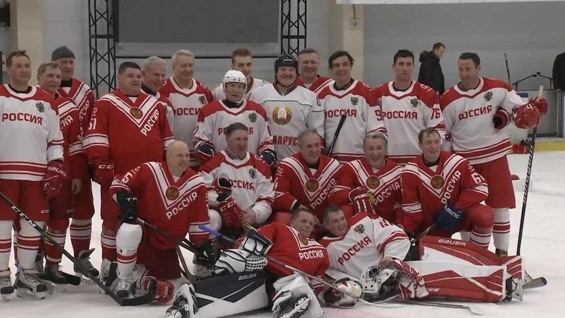 Putin und Lukaschenko spielen in Sankt Petersburg Eishockey