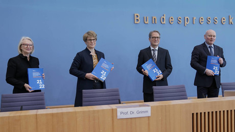 Die Deutsche Wirtschaft ruft nach der Impfpflicht – und die Politiker folgen willig