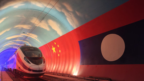 Der Gute bombardiert dich, der Böse baut dir eine Eisenbahn