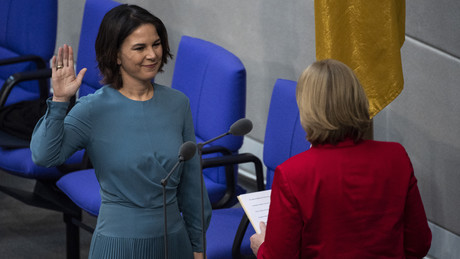 Erster Tag als Außenministerin: Baerbock droht Moskau