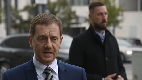 Nach Telegram-Morddrohungen gegen Michael Kretschmer: Polizei durchsucht Objekte in Dresden