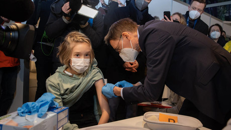 Karl Lauterbach impft die 10-jährige Frieda