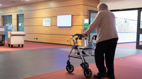 Bezirk Unterfranken droht Pflegenotstand: Kündigungswelle wegen Impfpflicht