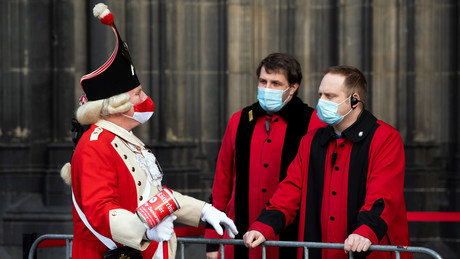Schlangen bei Impfaktion im Kölner Dom – Karnevalsverein schreibt Lauterbach