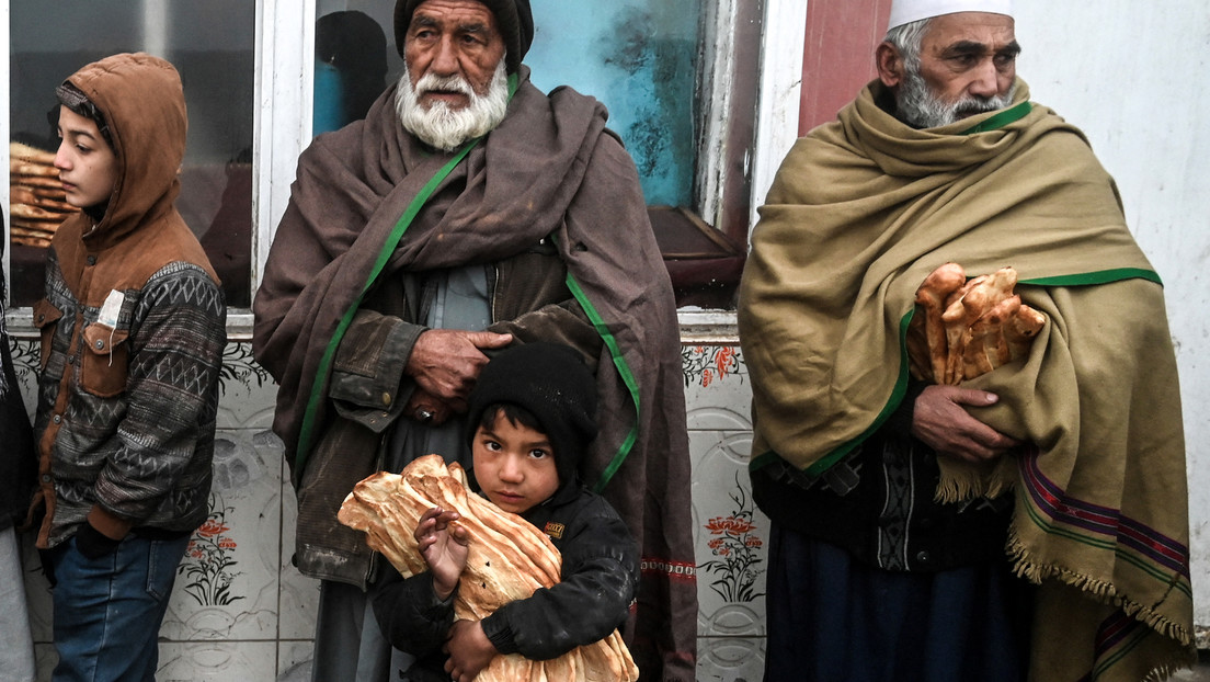 Afghanen stehen Schlange für Gratisbrot