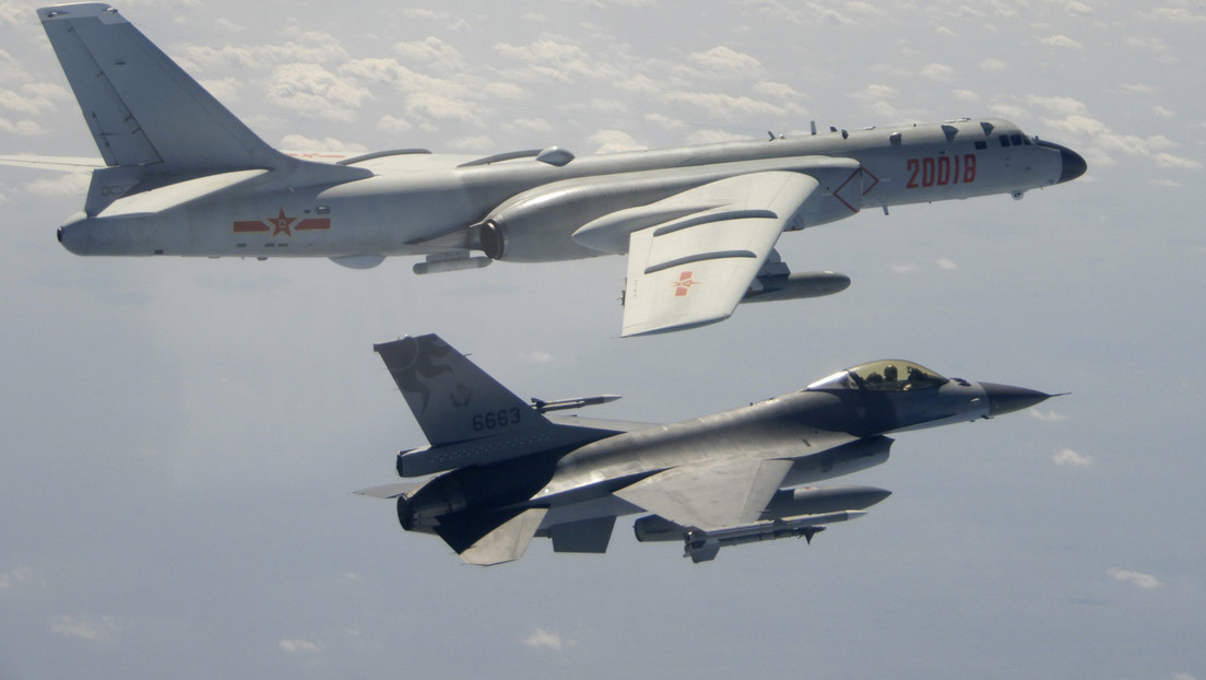 Chinesische Luftwaffe setzt Taiwan durch massiven Vorbeiflug in Alambereitschaft