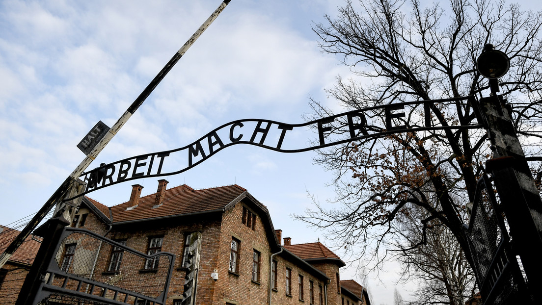 "Dummer Scherz": Niederländische Touristin wegen Hitlergrußes in Auschwitz festgenommen